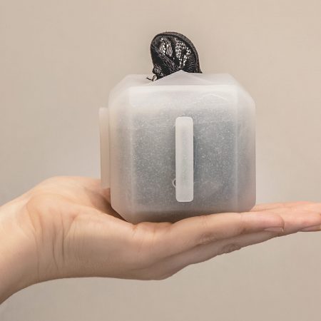 Una mano sosteniendo uno de nuestros cubos...